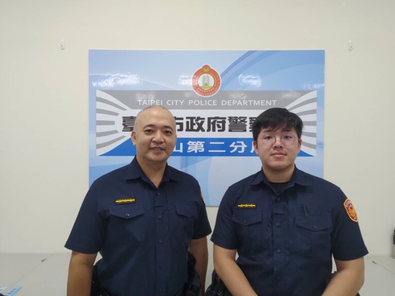 圖片說明：文山第二分局景美所警員林哲宇（左）、虞鈞翔（右）透過M-POLICE警政系統查詢，幫助失智老翁安全返家。(記者吳萍翻攝）