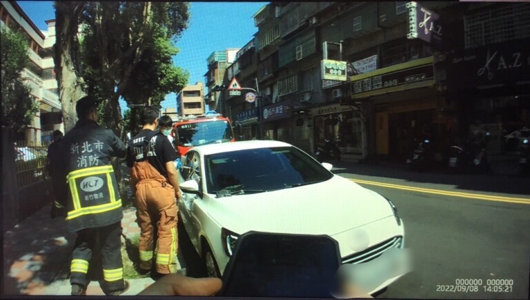 圖片說明：樹林警消緊急救援車內女童。（記者徐煜勝翻攝）