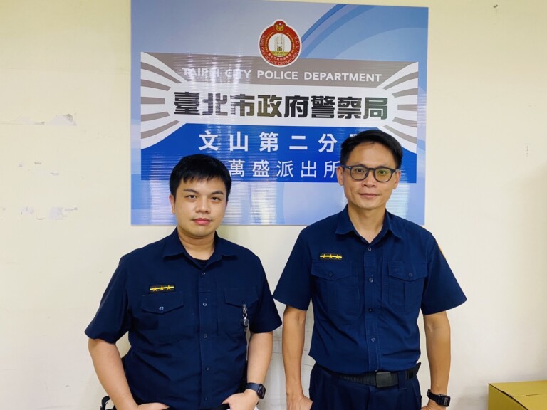 圖片說明：萬盛所警員陳駿宏（左）、林志信（右）助民眾尋回機車。（記者趙靜姸翻攝）