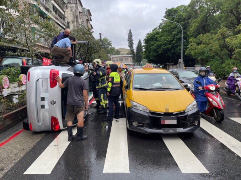 圖片說明：高男因身體不適衝撞矮牆翻車。（記者徐煜勝翻攝）