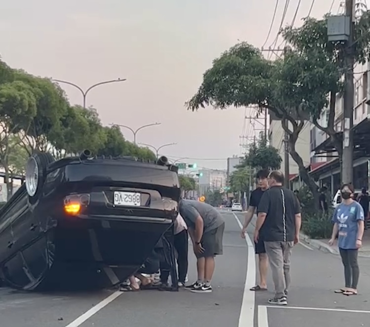 圖片說明：因酒駕導致車輛失控而衝撞翻覆，駕駛在熱心民眾協助下脫困。（記者宋紹誠翻攝）