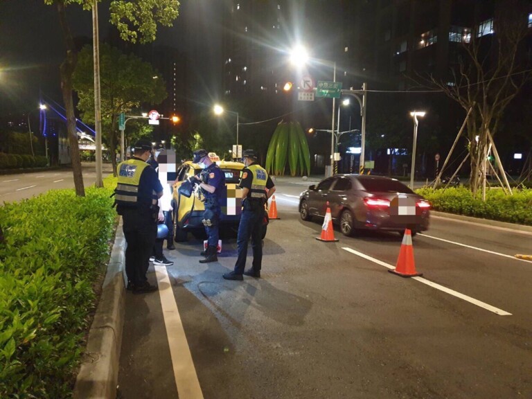 圖片說明：中和警為淨化治安實施擴大臨檢。（記者徐煜勝翻攝）