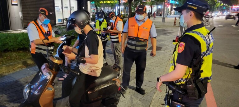 圖片說明：因應中秋連假，三峽警針對車體變更、無照駕駛及不當競速行為強力攔檢。（記者徐煜勝翻攝）