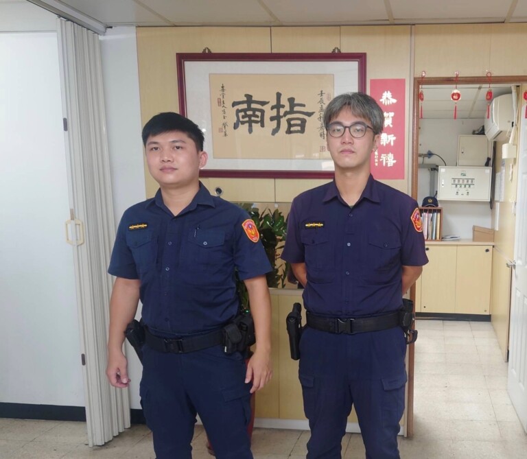 圖片說明：指南所員警黃玉銓、龍顗凱即時阻詐守護民眾荷包。（記者趙靜姸翻攝）