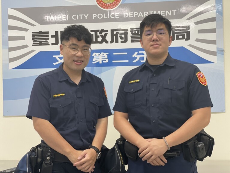 圖片說明：景美所警員黃奕翔（左）、虞鈞翔（右）熱心助老婦人返家。(記者吳萍翻攝）