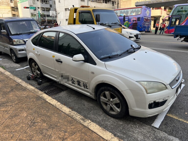 圖片說明：中市警二分局育才派出所揪停車格違停車，立即通知拖吊單位迅速拖吊，讓企圖貪小便宜的民眾措手不及。(記者林㤈輝翻攝)