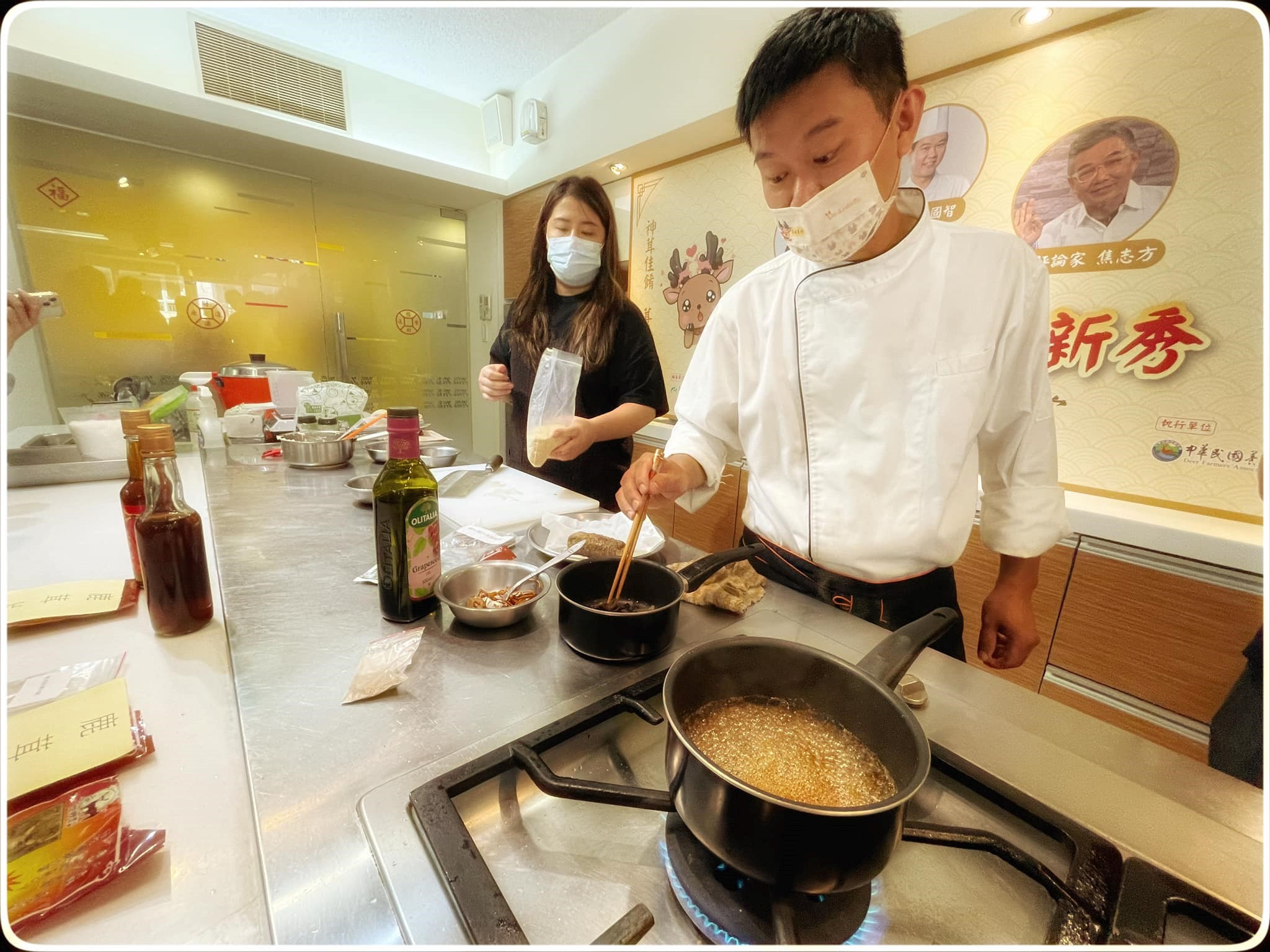 圖片說明：溫國智主廚示範創意鹿茸料理。(圖/中華民國養鹿協會提供)