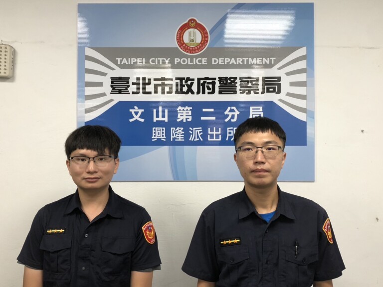 圖片說明：興隆派出所警員王瑞文（右）、莊文育（左）即時阻詐保民眾財產。（記者趙靜姸翻攝）