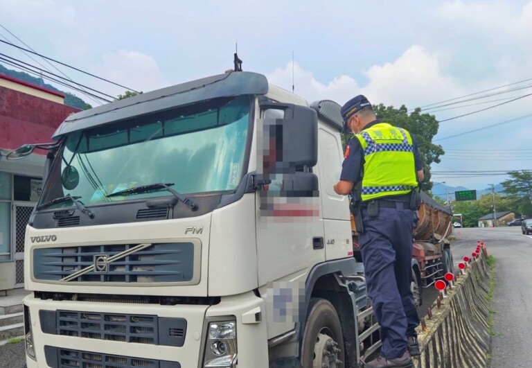 圖片說明：臺中市政府警察局交通警察大隊為有效防制事故維護市民安全警積極取締大型車。(記者林㤈輝翻攝)