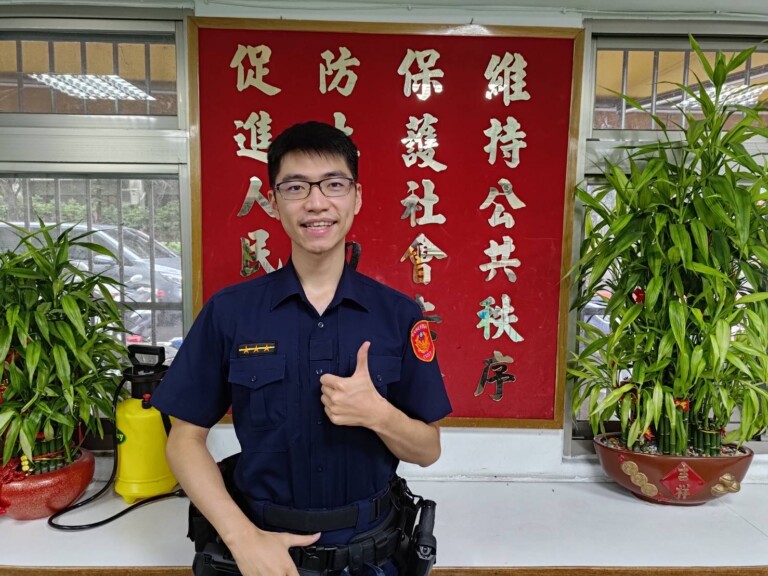 圖片說明：同德派出所警員黃信翔順利化解民眾困境並避免意外事故發生，駕駛對警方的熱心救援表示非常感謝。。(記者林艷林翻攝)