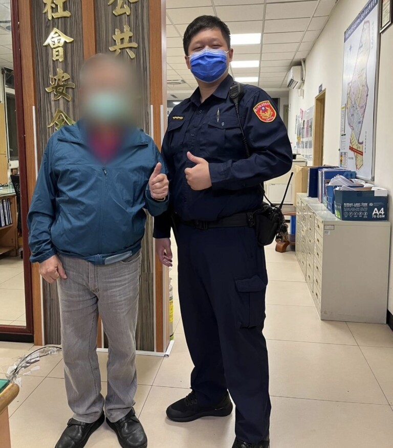 圖片說明：中和警火速助老翁尋回手提包。（記者徐煜勝翻攝）