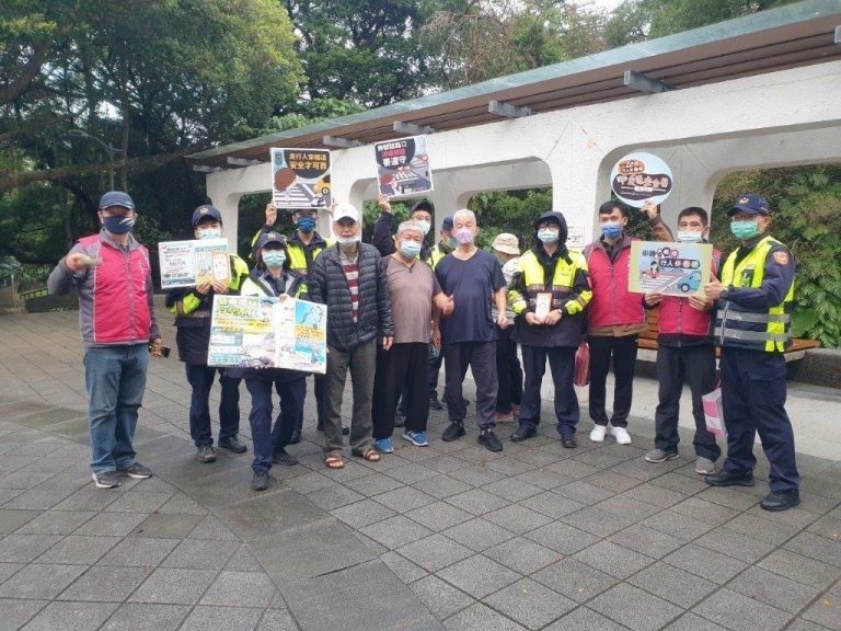 圖片說明：文山第一分局於木柵公園，針對年長者逐一面對面進行交通安全宣導。（記者楊國域翻攝）