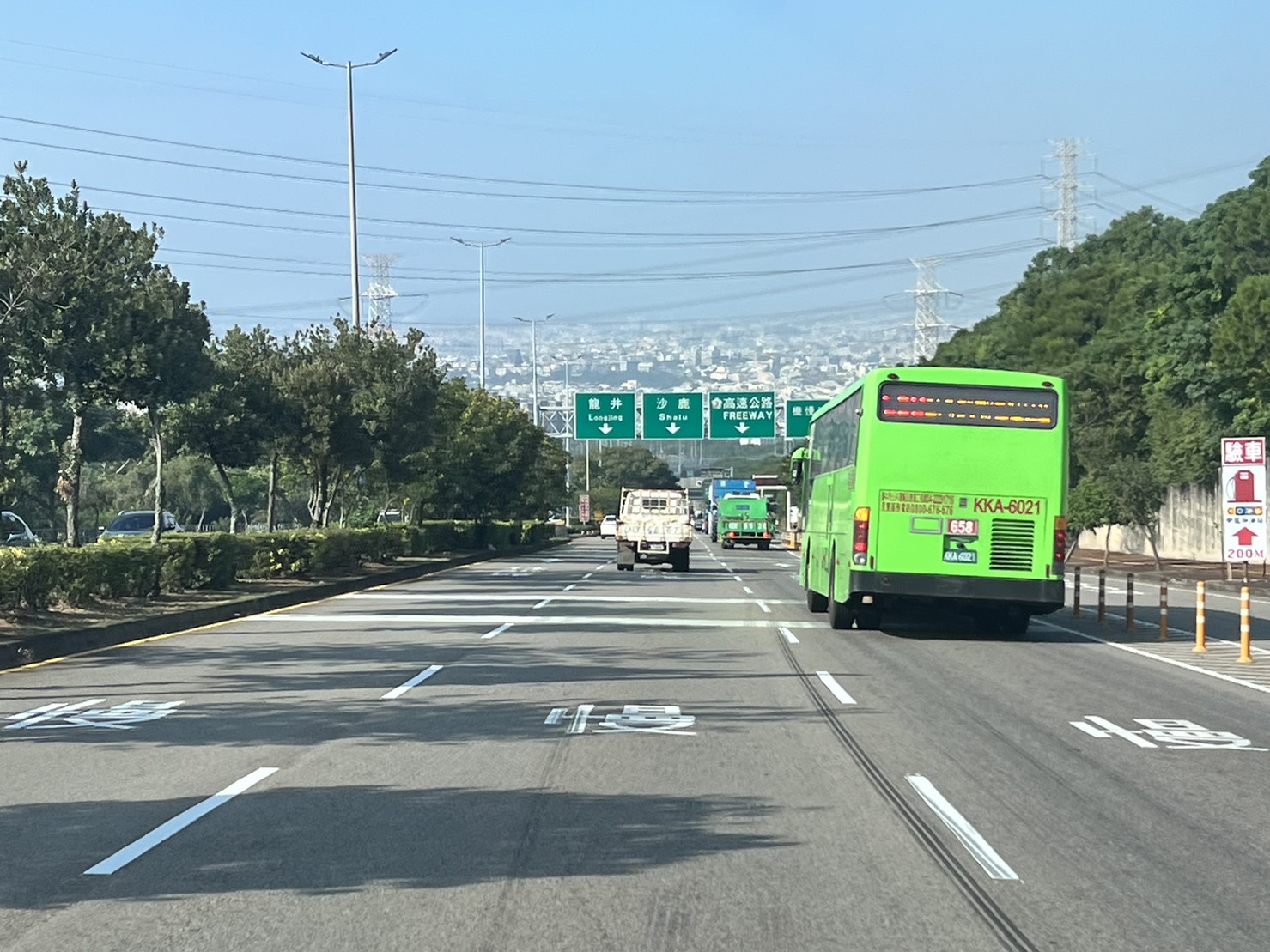 圖片說明：中市警藉由執法和宣導雙重手段，來遏止大型車交通違規行為，以防制交通事故發生與提升交通安全。