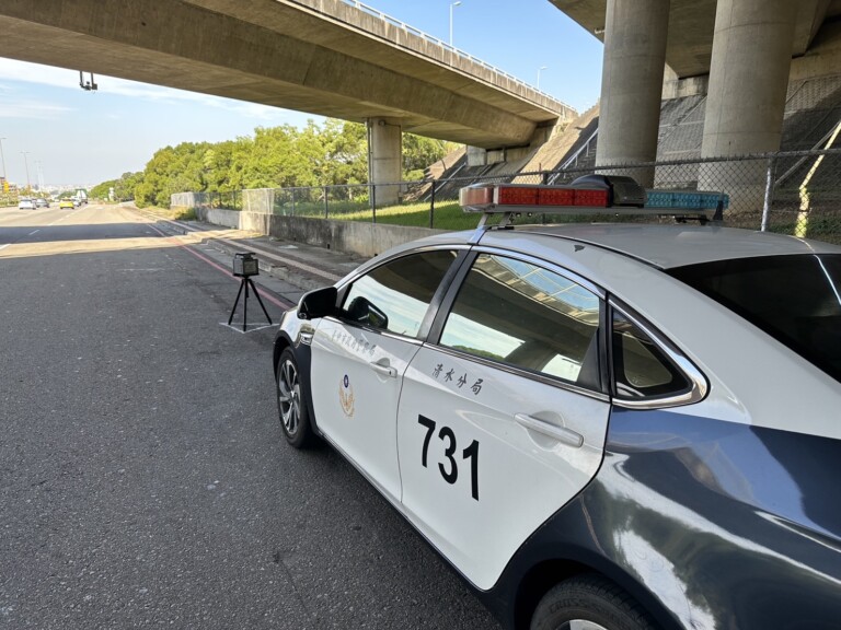 圖片說明：中市警藉由執法和宣導雙重手段，來遏止大型車交通違規行為，以防制交通事故發生與提升交通安全。