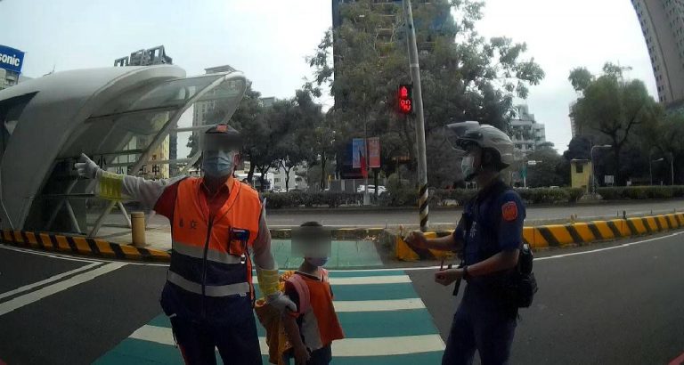 圖片說明：臺中市政府警察局第一分局日前助上學迷路男童護送至學校，結束這場上學迷途記。(記者謝榮浤翻攝)