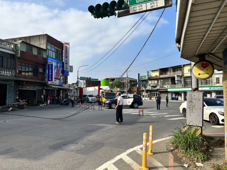 圖片說明：蘆竹警迅速趕至現場實施交通管制與疏導。（記者楊國域翻攝）