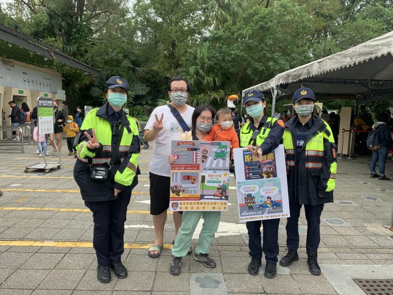 圖片說明：文山第一分局指南派出所兩位警花沈怡禎、黃詩瑄動物園向遊客宣導交安反詐，日客讚最美風「警」。(記者吳萍翻攝)