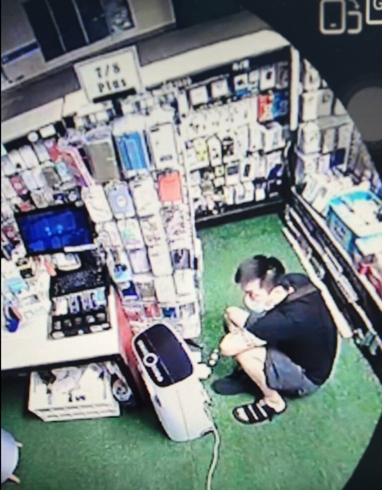 陳嫌利用捷運站商家打烊無人看管時，直接侵入店內竊取店內現金。（記者徐煜勝翻攝）