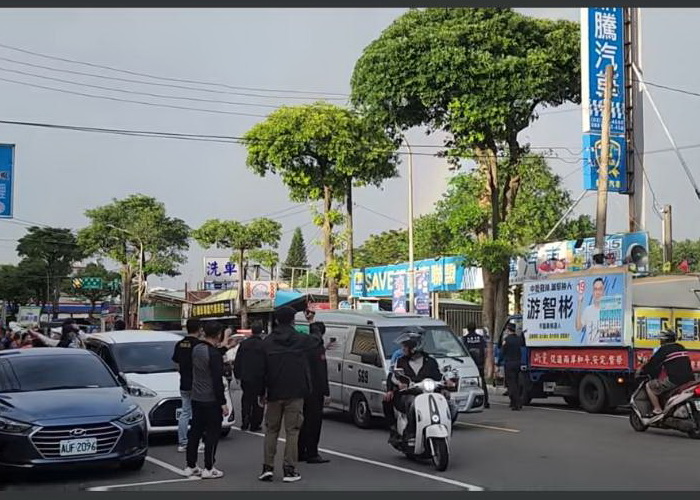 圖片說明：｢請問鄭(文燦)市長！你帶中國鵬輔選跑行程，有沒有請假？｣，游智彬在宣傳車上透過麥克風干擾藍士博發言。(記者宋紹誠翻攝)