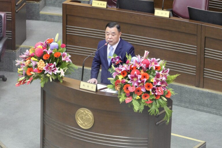 現任議長邱奕勝（左）以39票當選，成功四連霸。（記者馬治薇攝）