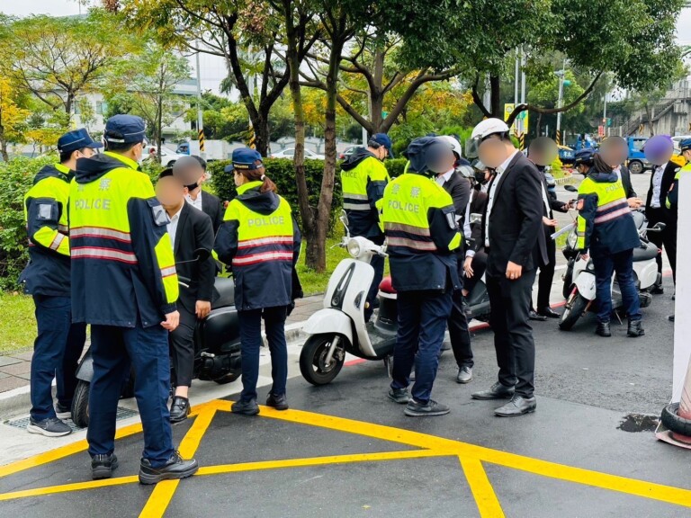 海山警在公祭現場攔查搜證。（記者戴昱弘翻攝）