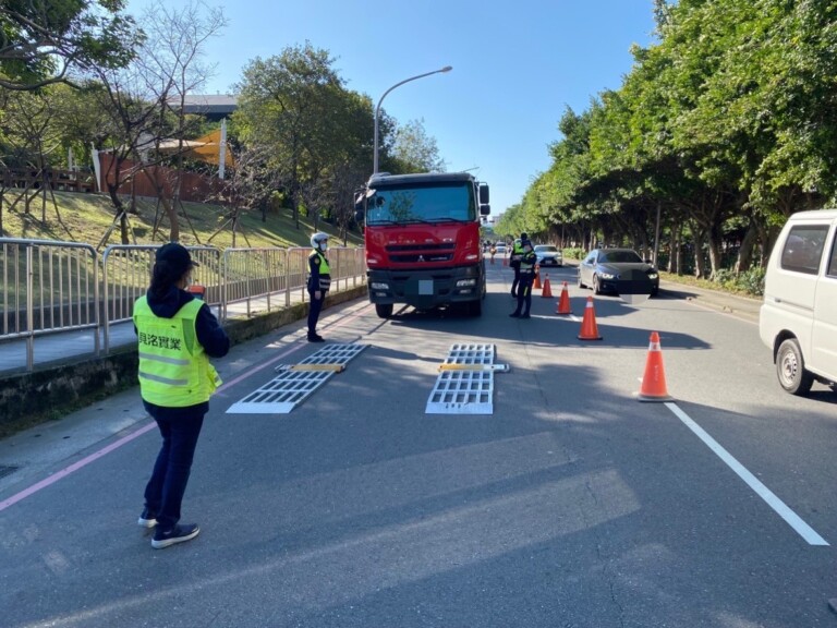 中和警使用活動地磅攔查大型車輛。（記者徐煜勝翻攝）