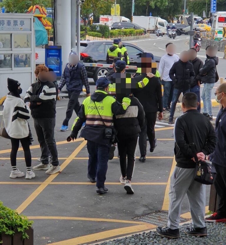 海山警在公祭現場攔查上千人，並查獲一名通緝犯。（記者戴昱弘翻攝）