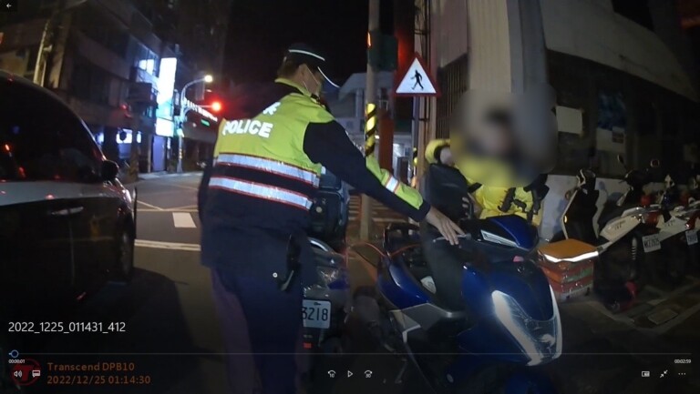 樹林警幫助機車故障的外送員。（記者徐煜勝翻攝）