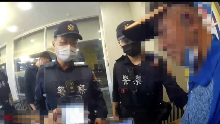 三峽警循線逮捕遭通緝之薛男。（記者徐煜勝翻攝）