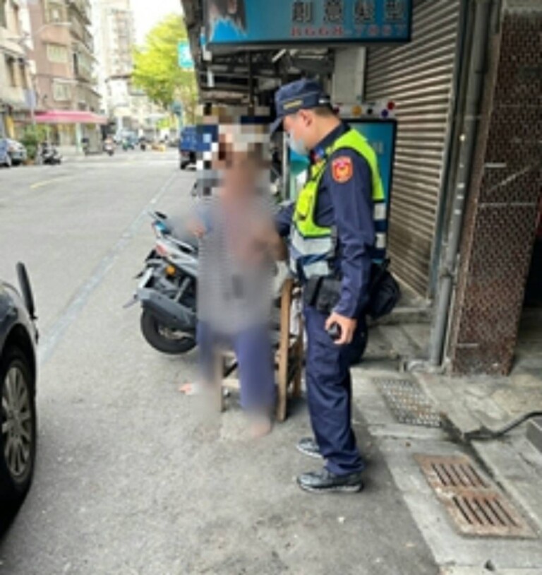 中和警送老婦返家。（記者徐煜勝翻攝）