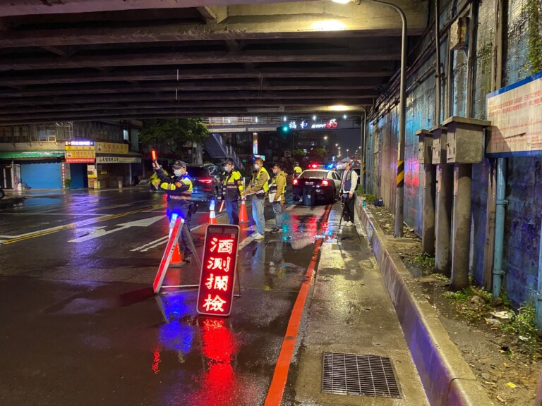 永和警於重點路口設置臨檢點強力取締違規。（記者徐煜勝翻攝）