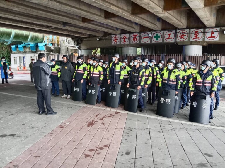 永和警防搶演練團隊盡出。（記者徐煜勝翻攝）