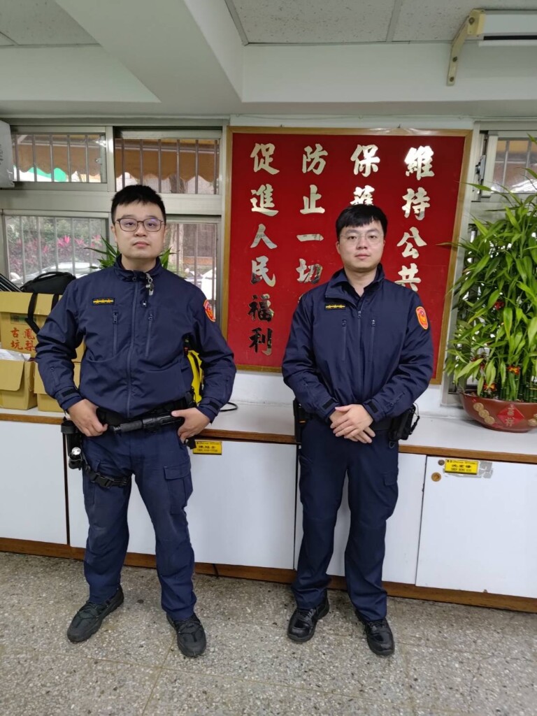 南港分局同德派出所警員潘彥瑋及陳冠全見民眾車輛拋錨停於路旁，立即協助順利脫困，深受民眾感謝。 (記者林艷林翻攝)