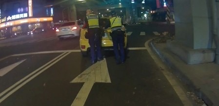 中和警合力將車推至路旁。（記者徐煜勝翻攝）