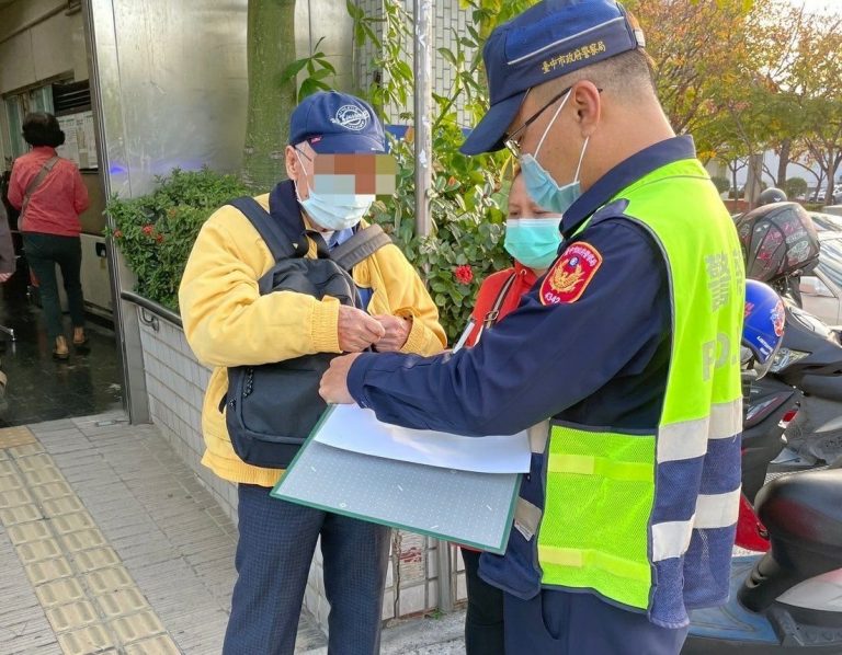 中市第四分局黎明派出所日前執行護鈔勤務。(圖/記者謝榮浤翻攝)