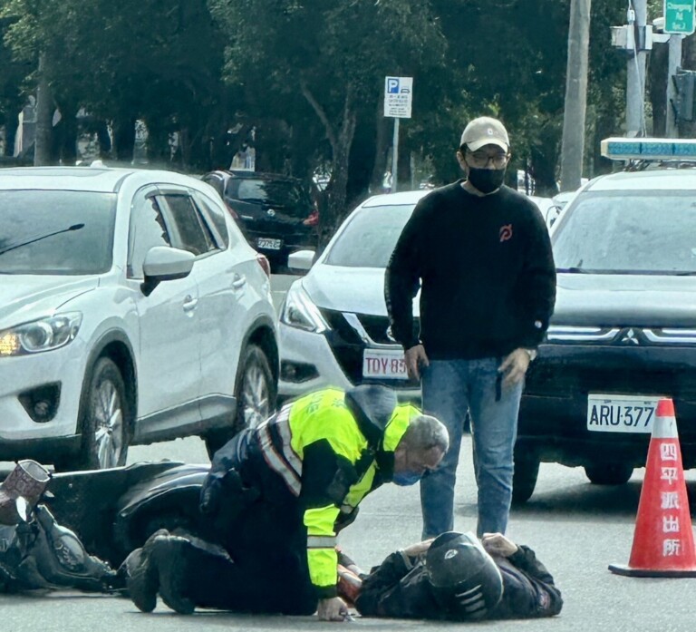 中市警五分局四平派出所警員日前跪地安撫交通事故傷者直到119到場將傷患送往醫救治，此暖舉深獲騎士家屬及民眾的好評。(圖/記者謝榮浤翻攝)