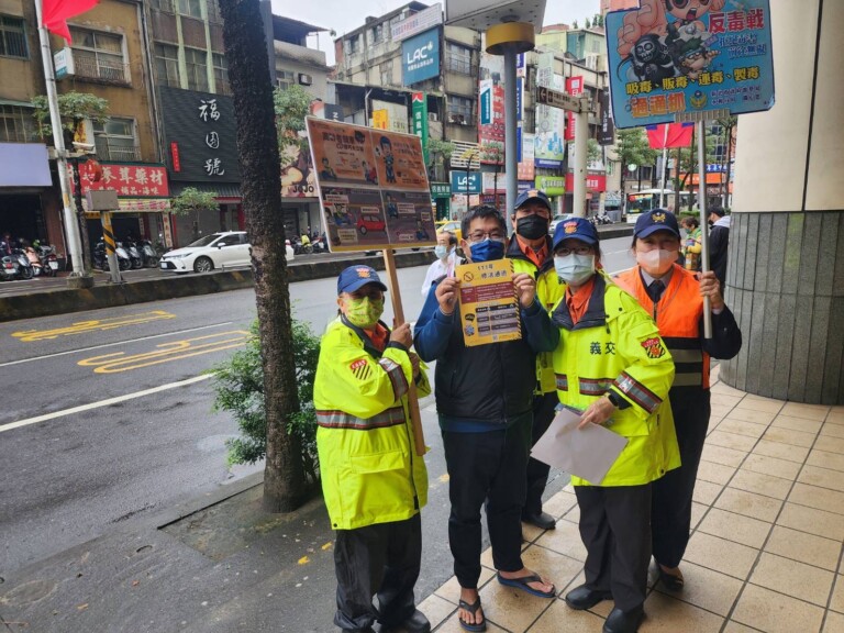 永和警於轄區頂溪站重點宣導。（記者徐煜勝翻攝）