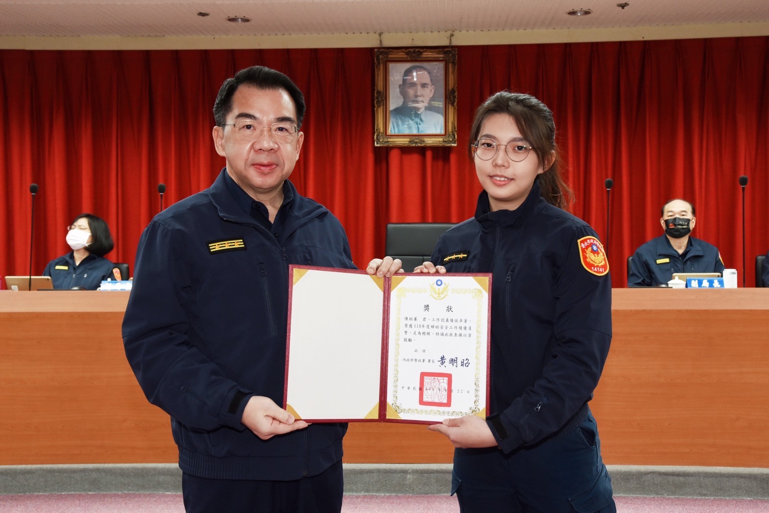 文山第二分局員警陳柏蓁（右）曾協助有家暴疑慮兒童送醫並確保其人身安全。（記者趙靜姸翻攝）