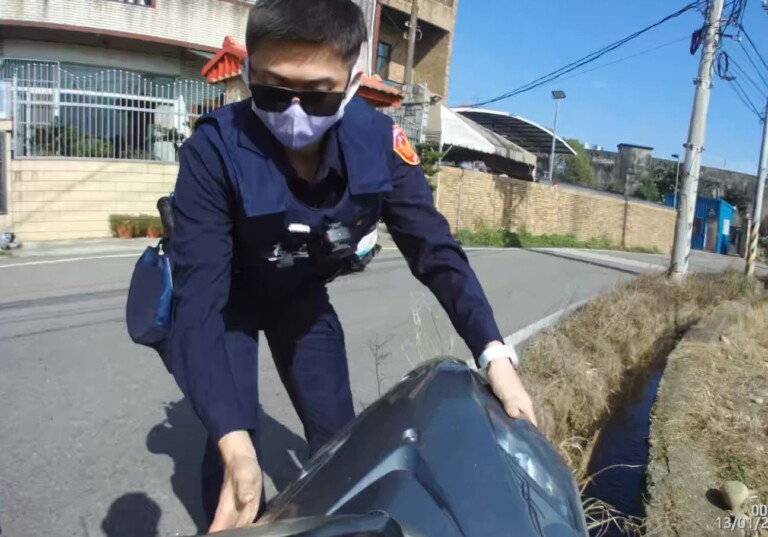 大竹派出所警員張政德及鄭海宏目睹女騎士摔田裡及時救援。（記者宋紹誠翻攝）