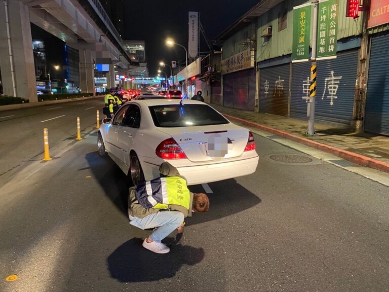 中和分局於重點路段實施臨檢稽查。（記者徐煜勝翻攝）