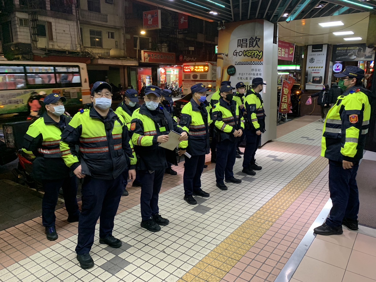 中和警針對轄區治安熱點重點掃蕩。（記者徐煜勝翻攝）