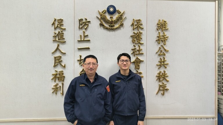 後港派出所巡佐施貿裕、警員謝文隆接獲通報疑似有人要輕生，旋即趕赴現場。 (記者林艷林翻攝)