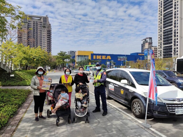 中市警為使市民安心過好年，提供即時服務，特別在台中市交通要道、治安要點、觀光地區以及人潮高度密集區域廣設機動派出所。(圖/記者謝榮浤翻攝)