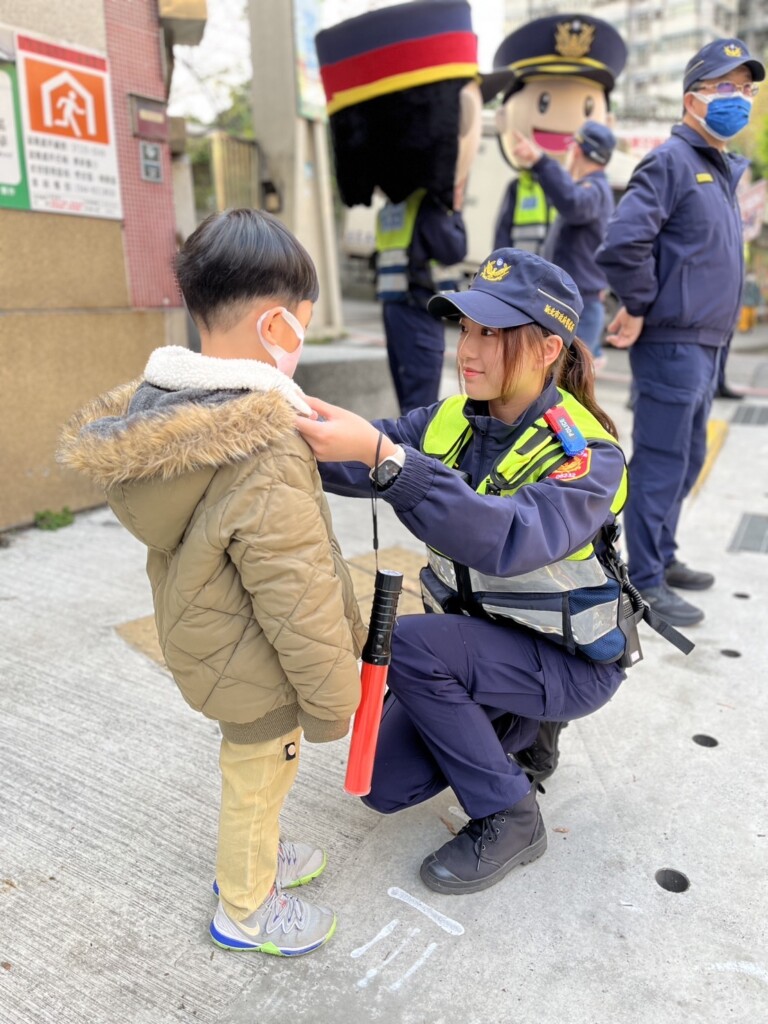 中和警守護學童。（記者徐煜勝翻攝）