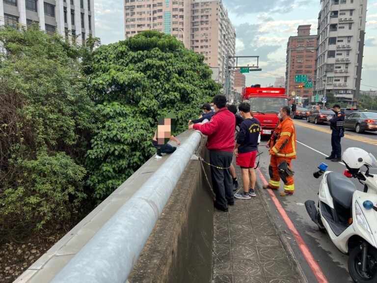 通緝犯作勢跳橋。（記者徐煜勝翻攝）