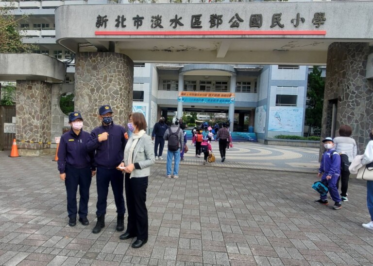 淡水警守護學童上學安全。（記者戴昱弘翻攝）