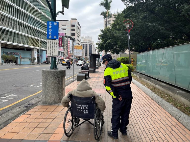 中市警二分局臺中公園派出所日前特地將輪椅提供給獨居老婦人長期使用，並為其準備暖暖包及一些食物。(圖/記者謝榮浤翻攝)