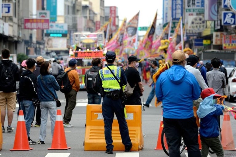 苗栗通霄白沙屯拱天宮媽祖遶境，中市警請市民遵守交通規則並配合員警指揮管制。（圖/記者林㤈輝翻攝)