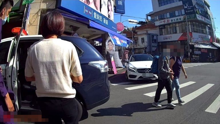 中市警二分局育才所警員日前偵破竊盜案。(圖/記者謝榮浤翻攝)