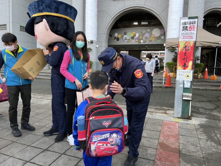 土城分局長謝龍富關懷孩童安全。（記者徐煜勝翻攝）